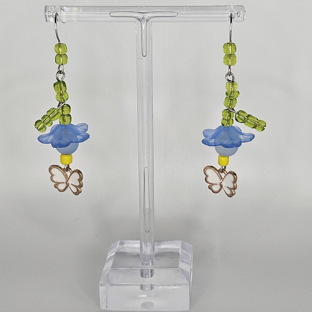 Handmade flyin' flower drop earrings (blue and white)